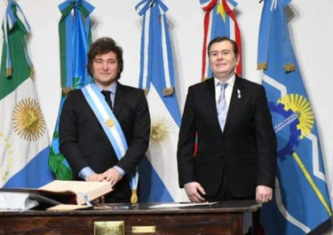 Javier Milei y Gerardo Zamora durante la firma del Pacto de Mayo. 