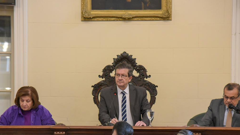 El vicegobernador Pedro Braillard Poccard ocupa la presidencia de la Cámara de Senadores de Corrientes. 