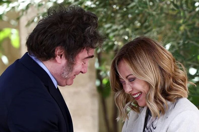 Javier Milei y Giorgia Meloni en la cumbre del G7 (Foto: Reuters)
