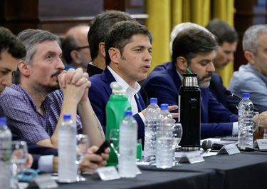 Javier Milei lo hizo: el peronismo se reagrupa: Máximo Kirchner, Axel Kicillof, Carlos Bianco y el Cuervo Larroque.