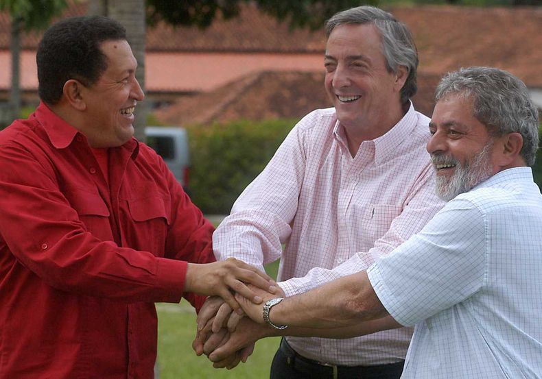 Hugo Chávez, Néstor Kirchner y Luiz Inácio Lula da Silva, protagonistas de la ola rosa de principios de siglo.