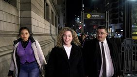 Lourdes Arrieta en la vereda del Congreso Lourdes Arrieta en la vereda del Congreso