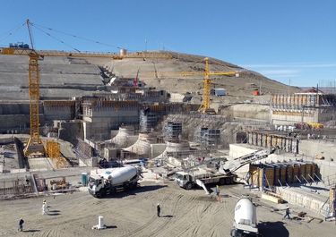 La UTE Represas Patagonia despidió 1800 operarios.