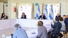 Fernández recibió el aval de expertos para una reapertura de actividades