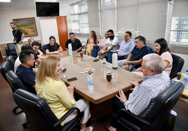 Los gabinetes de ambas gestiones compartieron una reunión laboral. 