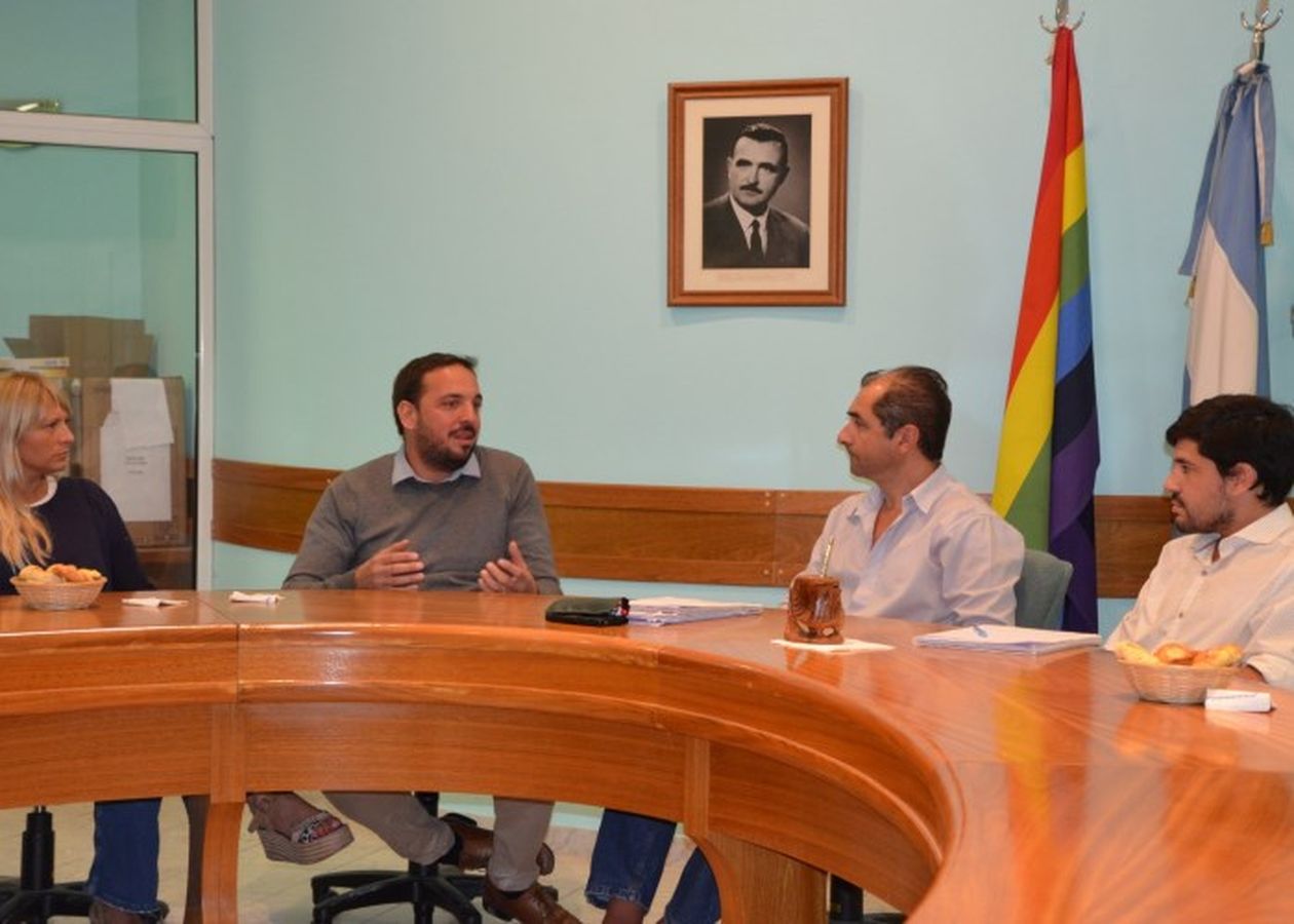 El intendente de la capital de La Pampa, Luciano di Nápoli, junto a Alfredo Carrascal, el actual presidente de la CPE: el jefe comunal banca a la conducción cooperativa, pero un funcionario suyo es candidato opositor.