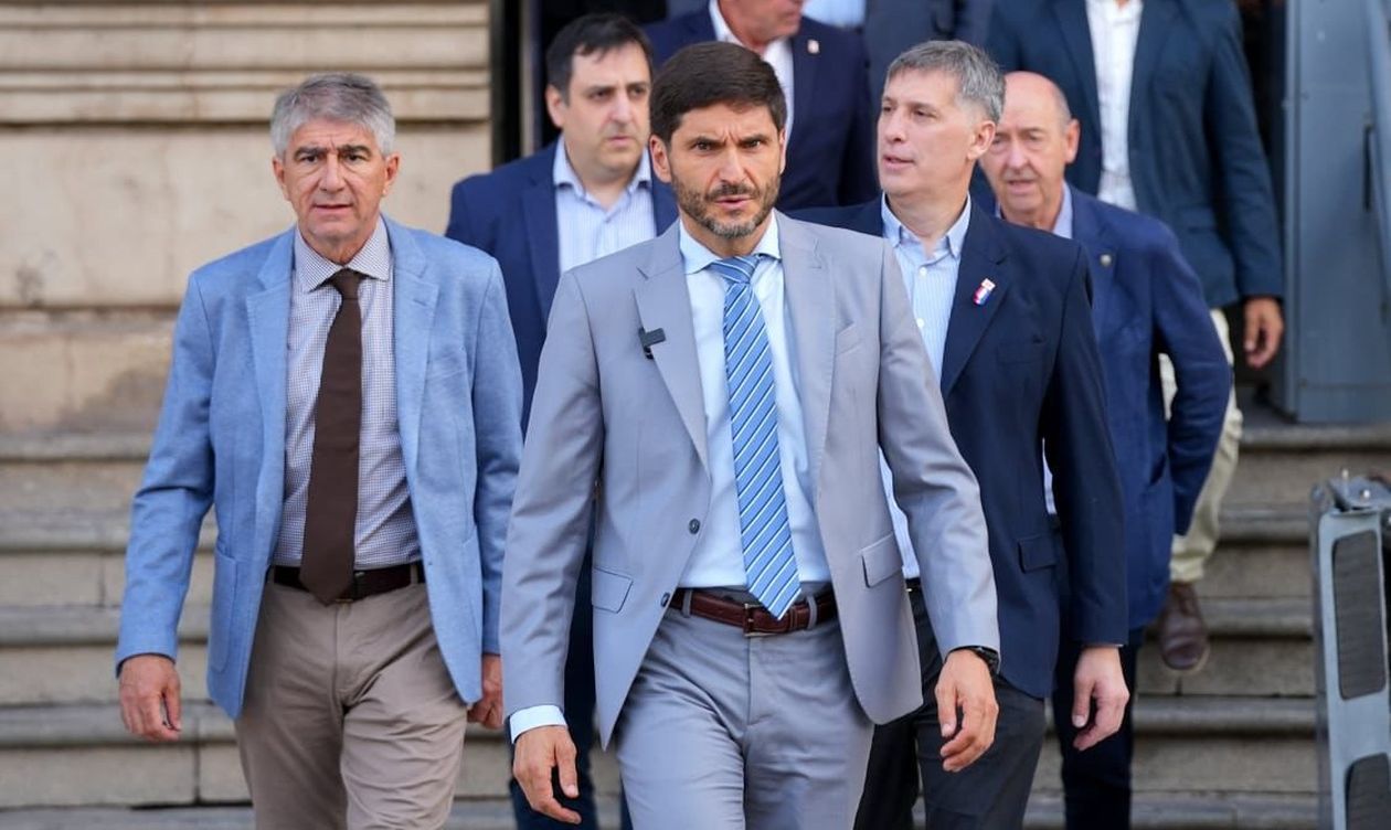 El gobernador de Santa Fe, Maximiliano Pullaro, y uno de sus alfiles políticos, el ministro de Gobierno, Fabián Bastia.