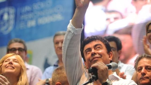espinoza vuelve a respaldarse en tinelli para hacer pie en la interna k