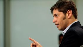 Kicillof desafía a Tolosa Paz con la estrategia de la I bajo el brazo