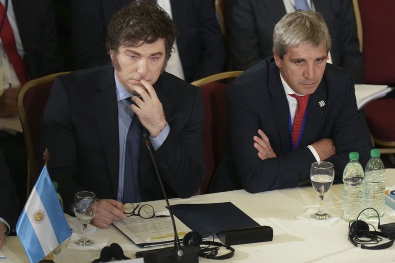 Javier Milei y Toto Caputo avisan que sólo bajarán las tasas si ganan las elecciones