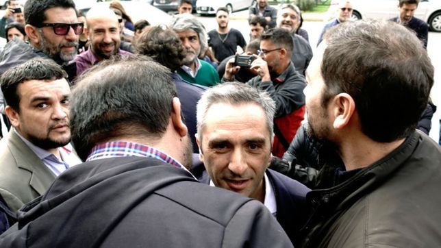 con el respaldo de la campora, larroque fue a tribunales y presento un escrito