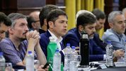 Javier Milei lo hizo: el peronismo se reagrupa: Máximo Kirchner, Axel Kicillof, Carlos Bianco y el Cuervo Larroque.