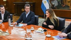 El menú energético de Massa y Royón viene con tres urgencias y una interna