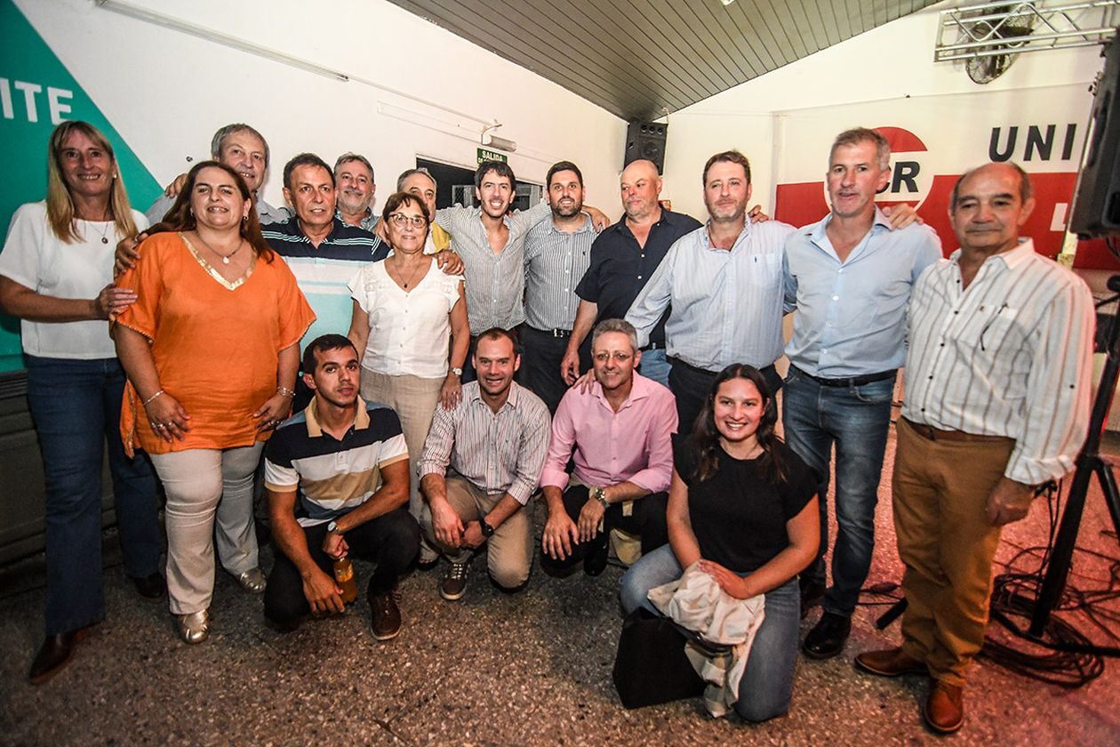 Martín Berhongaray junto a algunas de las intendencias radicales de La Pampa. Vestida de naranja, Mónica Curutchet. Hacen fuerza para liderar la alianza opositora. FOTO: www.radiokermes.com