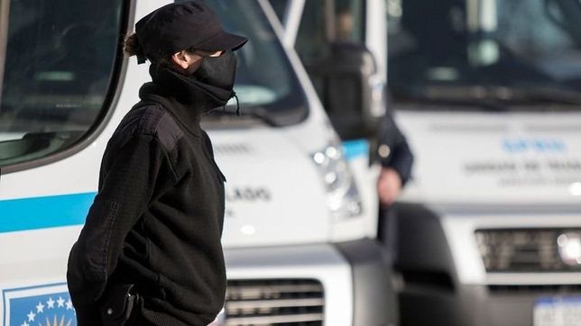 carreras busca frenar reclamos y anuncia aumentos para policias y penitenciarios