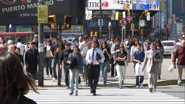 los argentinos, mas pobres: solo se discute si cayeron a niveles de 2007 o 2011