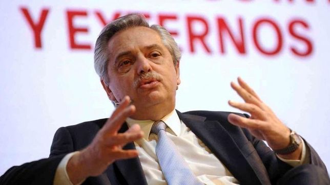 fernandez viaja a espana y deja la campana en una semana critica