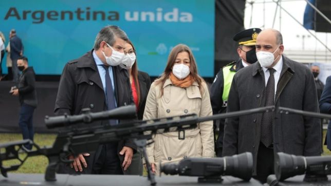 frederic y manzur entregaron equipos a las fuerzas de seguridad