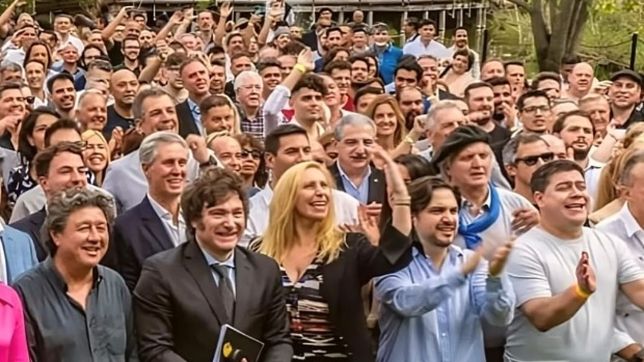 El entrerriano Sebastián Etchevehere en un acto nacional detrás de Javier y Karina Milei.