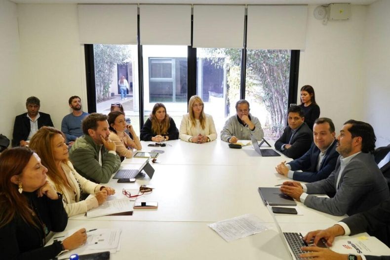 La comisión de Asuntos Laborales de la Legislatura de Santa Fe en una reunión con el ministro de Trabajo. 