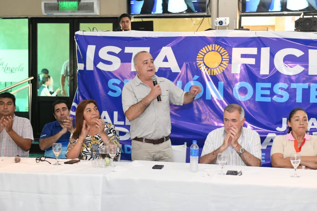 El intendente Javier Noguera, candidato a legislador por la poderosa lista oficial, junto a Jaldo y Sergio Mansilla durante un acto.