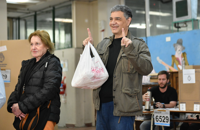 Jorge Macri llegó con facturas para las autoridades de mesas Jorge Macri llegó con facturas para las autoridades de mesas