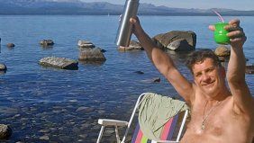 El concejal barilochense Leandro Costa Brutten, principal opositor a Walter Cortés, disfrutando de unos mates en el lago Nahuel Huapi.&nbsp;