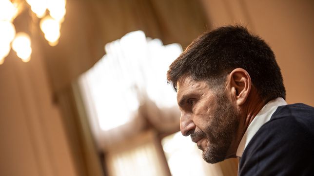 El gobernador Maximiliano Pullaro en su despacho. // Foto: Farid Dumat Kelzi