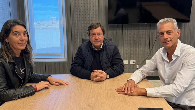 De Bariloche a la provincia: María Sol Canalda junto al gobernador, Alberto Weretilneck y el ministro de Desarrollo Económico, Carlos Banacloy.