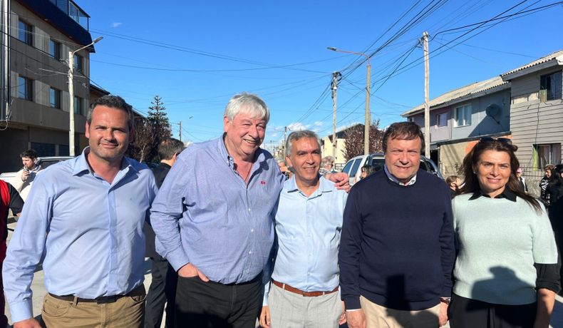 La afinidad política entre Alberto Weretilneck y Walter Cortés, por las calles de Bariloche.