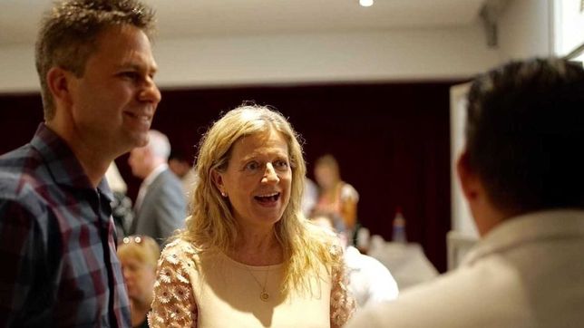 Edgar Bruno, candidato a diputado nacional, junto con su mentora, Adriana Nazario.