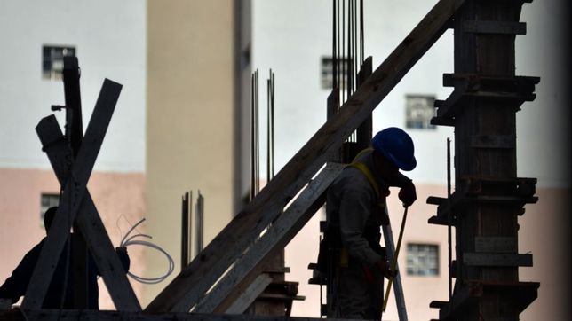 constructoras piden a kicillof reiniciar obras y el pago de deudas que dejo vidal