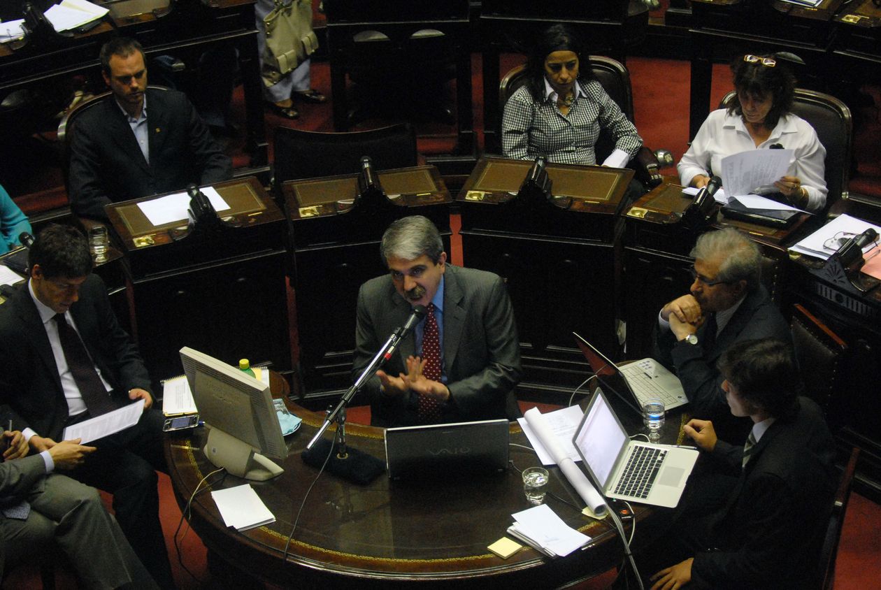 Aníbal Fernandez el 11 de noviembre de 2009, como jefe de Gabinete, informando en la Cámara de Diputados para cumplir con el artículo 101 de la Constitución. Foto: Hugo Villalobos (Agencia Noticias Argentinas)