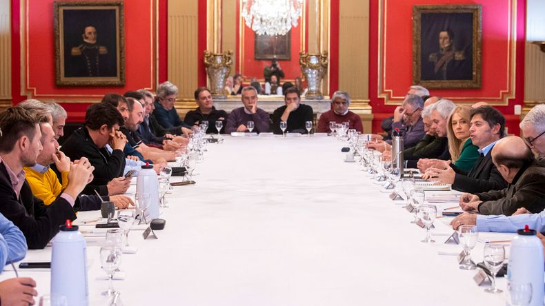 Axel Kicillof con intendentes en la gobernación.