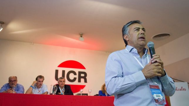 cornejo interviene la ucr santafesina y le ordena encolumnarse en cambiemos