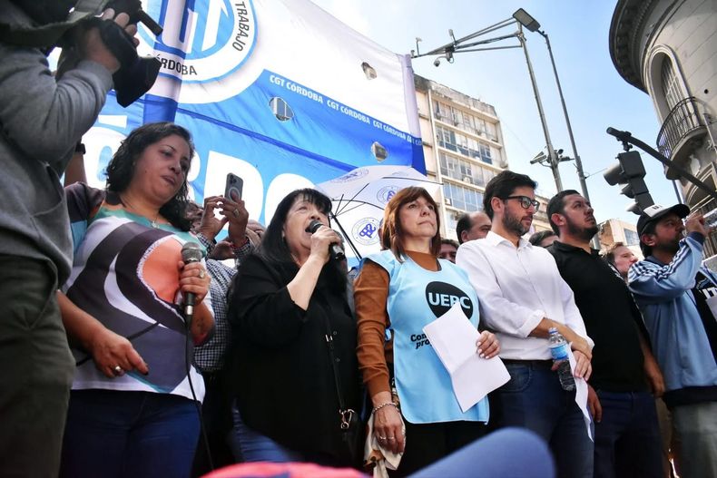 Ilda Bustos, representante de la CGT Córdoba, al micrófono en la jornada de protesta previa al paro.