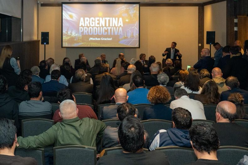 El encuentro que encabezó Miguel Pichetto en La Plata.