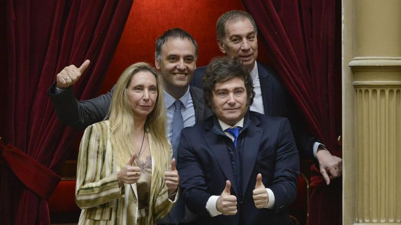 Javier Milei, junto a Manuel Adorni.