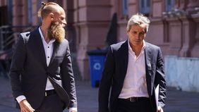 Toto Caputo camina rumbo al Palacio de Hacienda.