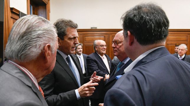 massa le abre a la uia su gobierno de unidad nacional