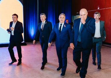 Luis Macario, presidente de la Unión Industrial de Córdoba, escoltado por Martín Llaryora y Daniel Passerini