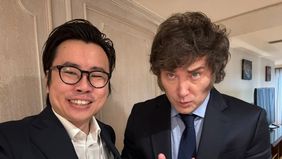 Selfie. Javier Milei con Julian Peh, el fundador de KIP Protocol.