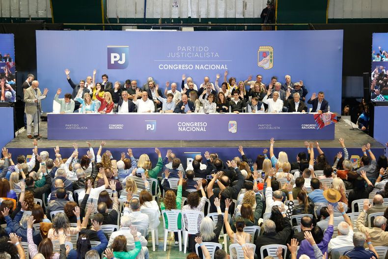 La plana mayor del PJ en el escenario del microestadio de Ferro. Hubo quejas por la falta de federalismo y la ubicación de la CGT. 