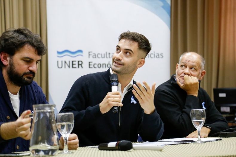 El diputado Tomás Ledesma junto al rector de UNER, Andres Sabella y al economista Gabriel Weidmann.