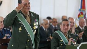 Bolsonaro desautoriza a su vice y defiende el pago de aguinaldos