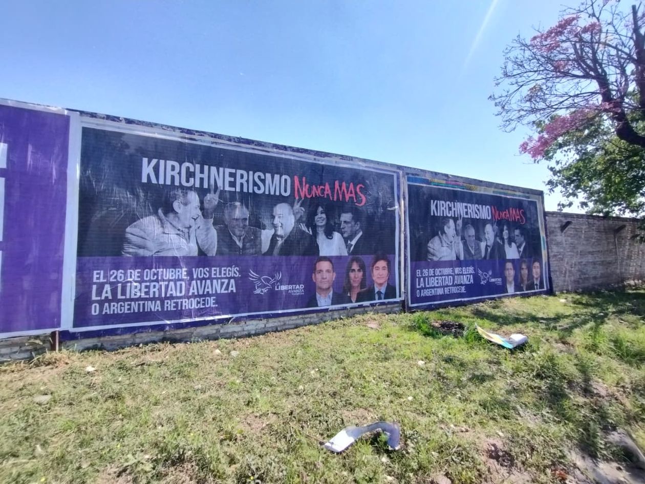 En las provincias del Noroeste Argentino, los afiches del espacio de Javier Milei replican el kirchnerismo Nunca más instalado en la provincia de Buenos Aires.