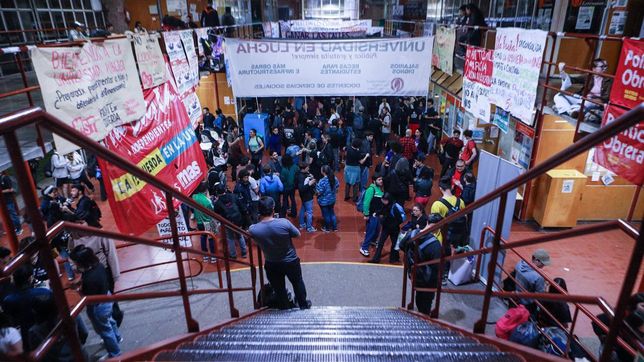 Universidades: un grupo de libertarios atacó con gas pimienta a estudiantes de la UNQ durante una asamblea.