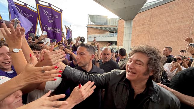 Javier Milei fue recibido por militantes que coparon el ingreso del hotel Quinto Centenario, en Córdoba