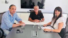 &nbsp;Cesar Domínguez con la diputada Lorena Villaverde