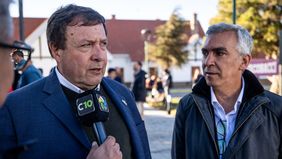 Alberto Weretilneck enfrenta la tormenta electoral en Río Negro con sus leales.